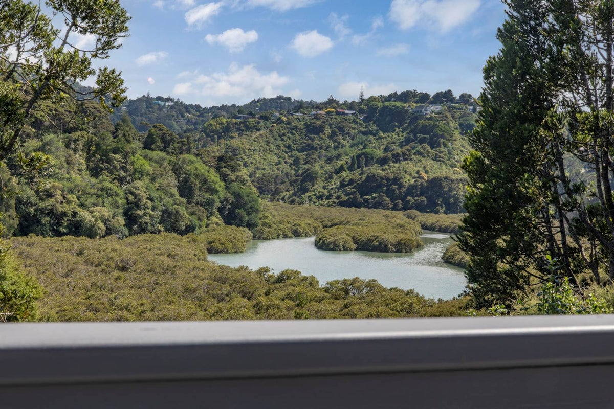 8 Janet Place, Laingholm, Auckland - Carousel 2