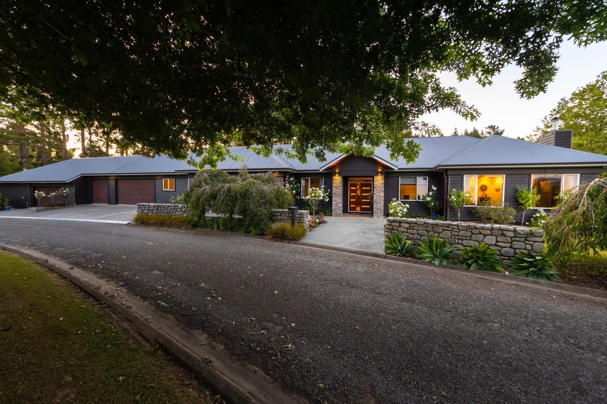 6 Homestead Lane, Fitzherbert, Palmerston North - Carousel 1