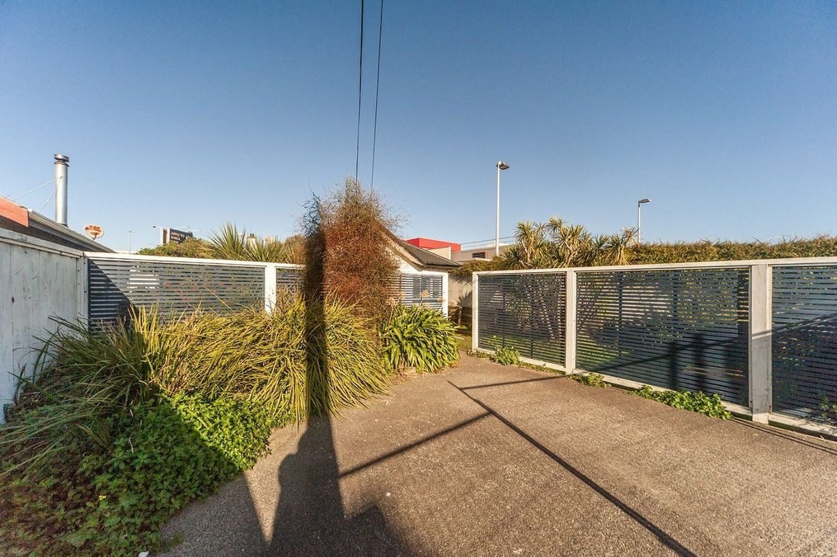372 Broadway, Miramar, Wellington - Carousel 14