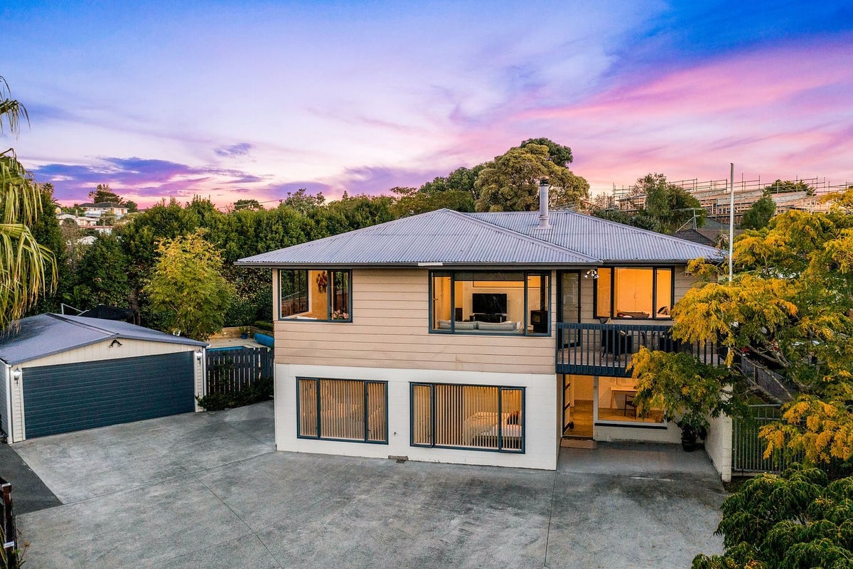 6 May Avenue, Te Atatu South, Auckland - Carousel 2