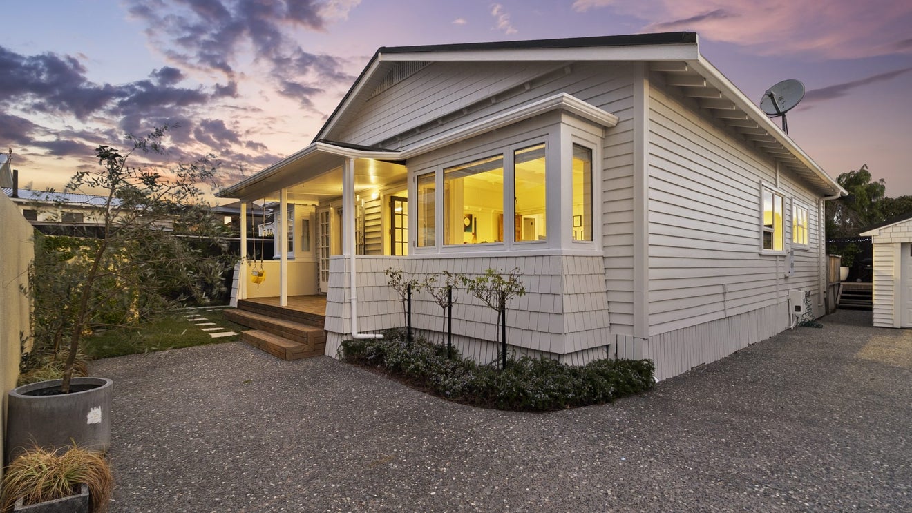 18B Raymond Street, Point Chevalier, Auckland - Carousel 1