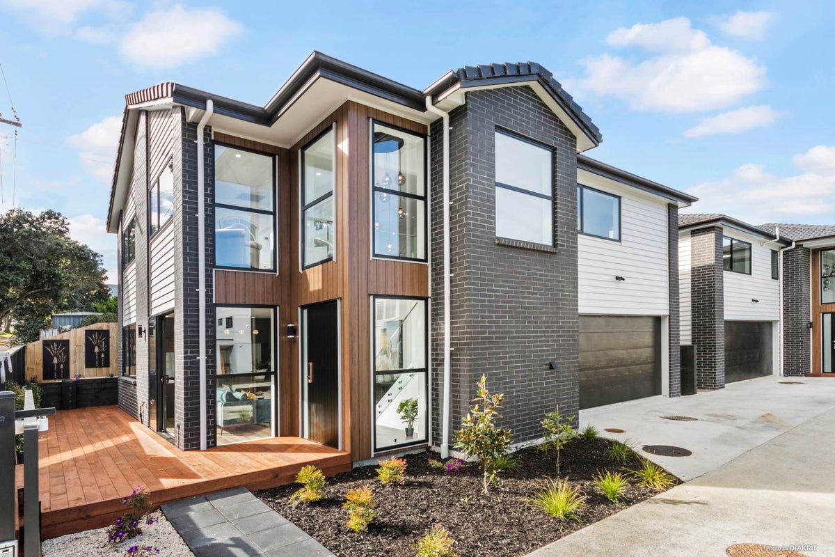 42A Kinross Street, Blockhouse Bay, Auckland - Carousel 1