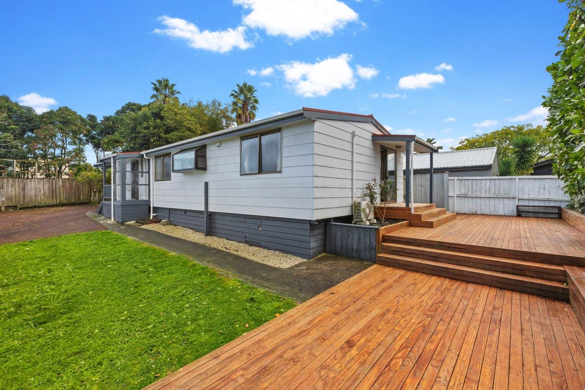 2/14 Gleneagles Grove, Wattle Downs, Auckland - Carousel 1