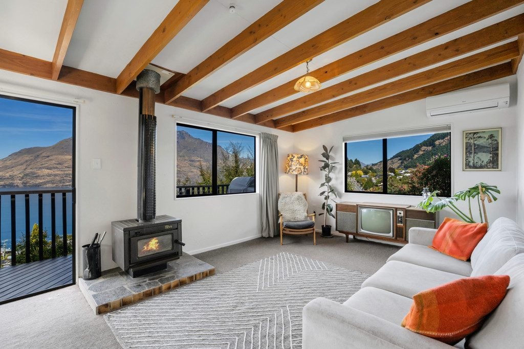 71 Wynyard Crescent, Fernhill, Queenstown - Carousel 1