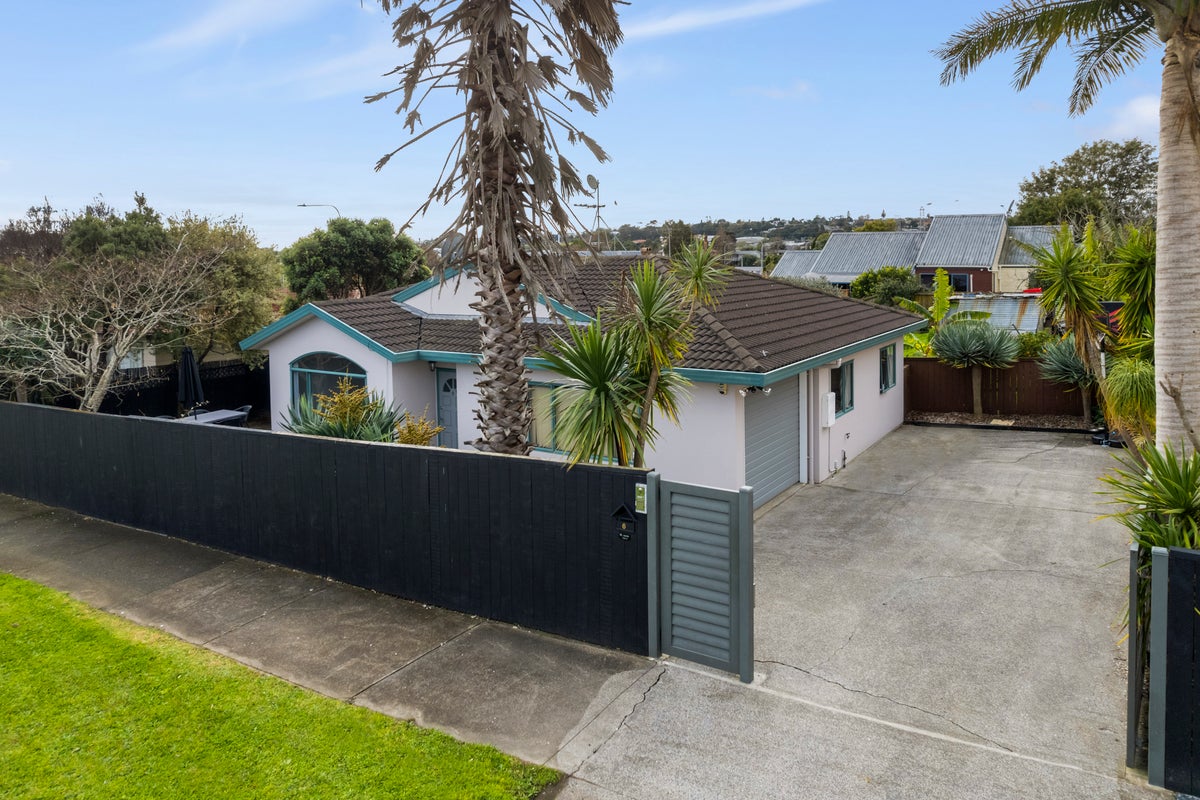 6 Crowther Street, Blockhouse Bay, Auckland - Carousel 1
