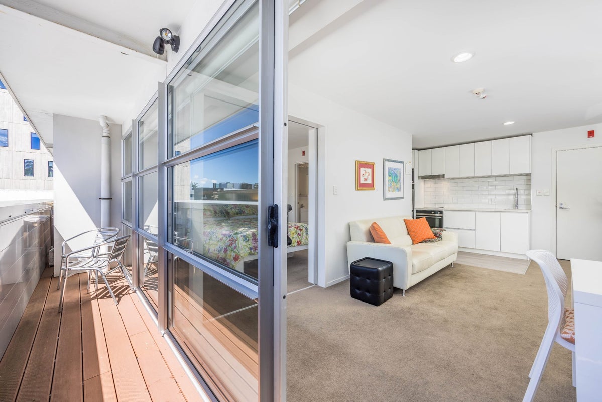 27/8 Clayton Street, Newmarket, Auckland - Carousel 1