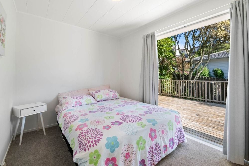 27 Contessa Drive, Glenfield, Auckland - Carousel 2