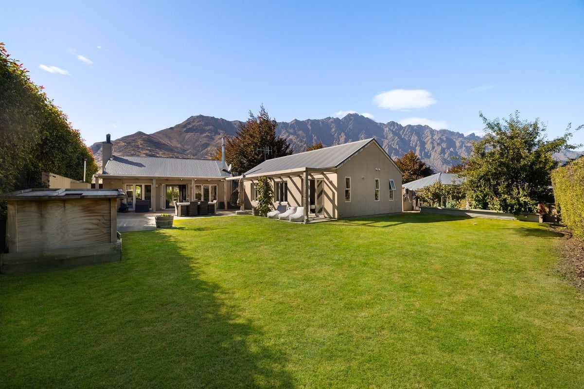 18 Copper Beech Avenue, Frankton, Queenstown - Carousel 1