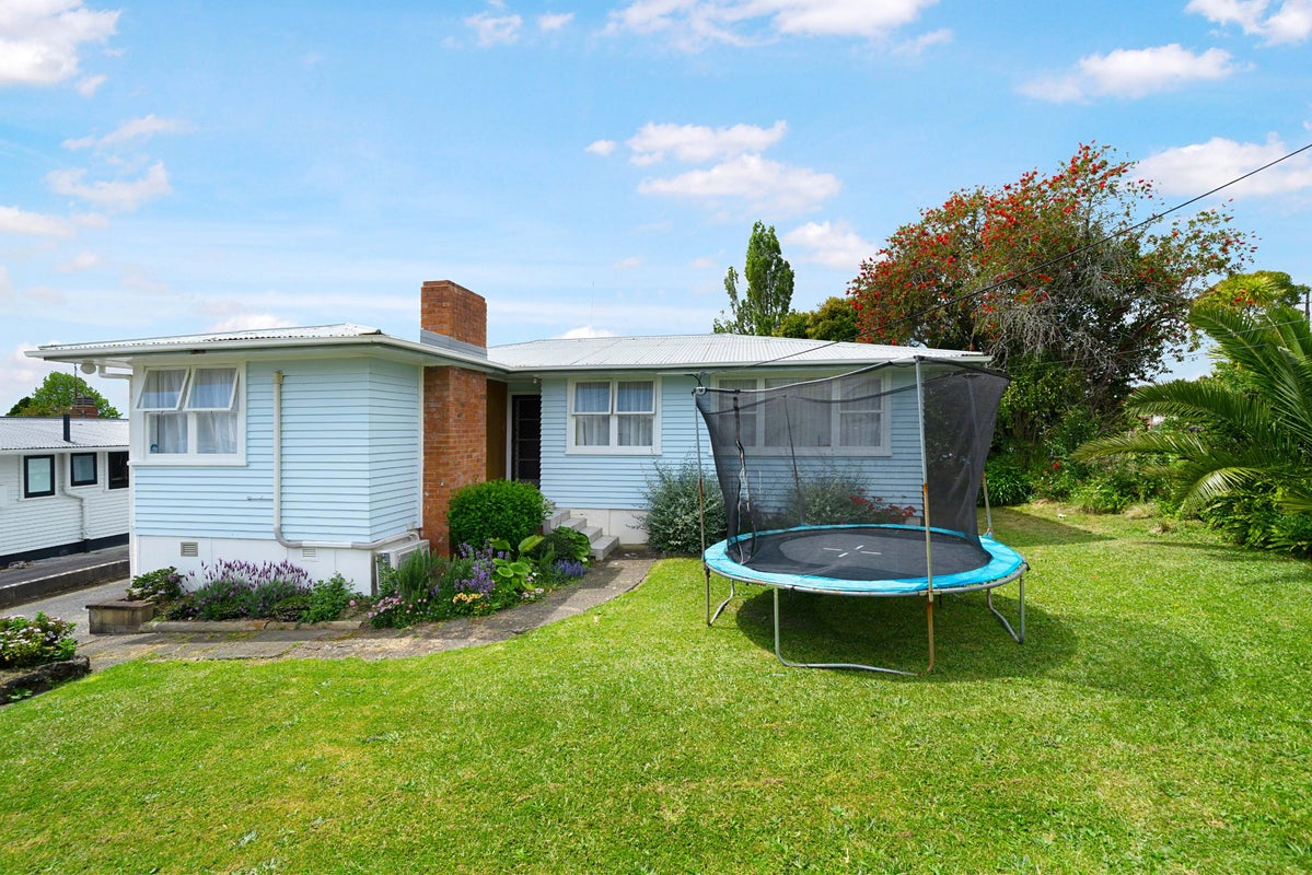 7 Kelwyn Road, Kelston, Auckland - Carousel 1