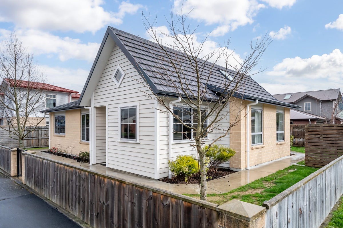 1 Yeats Grove, Trentham, Upper Hutt - Carousel 2
