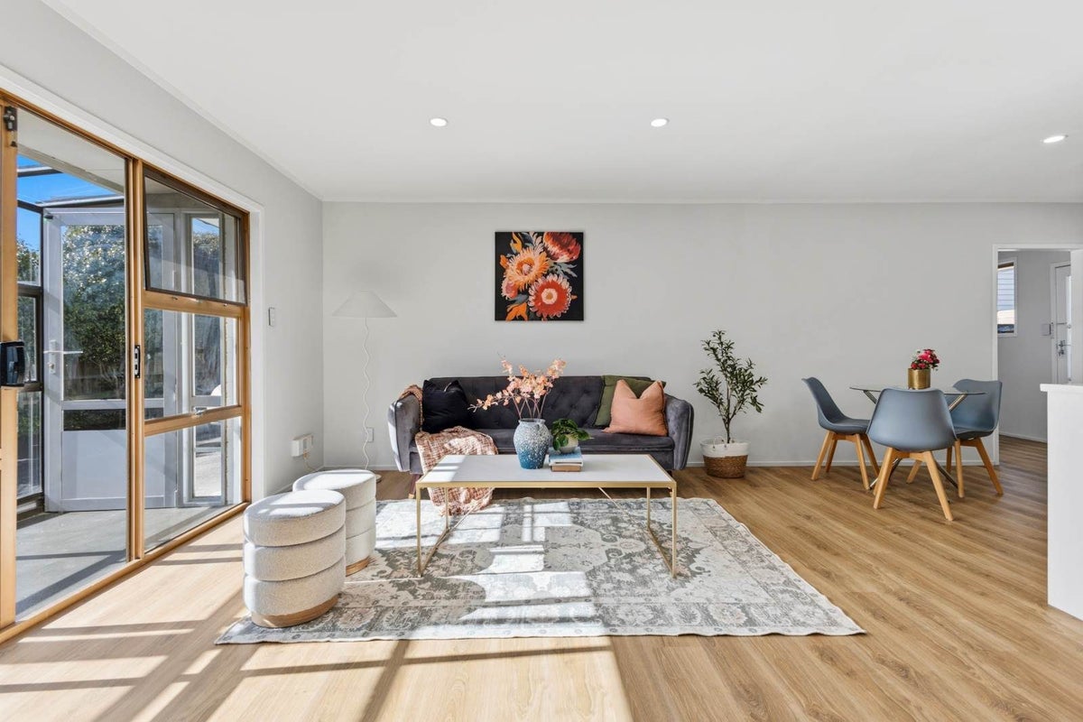 2/7 Elizabeth Avenue, Papatoetoe, Auckland - Carousel 2