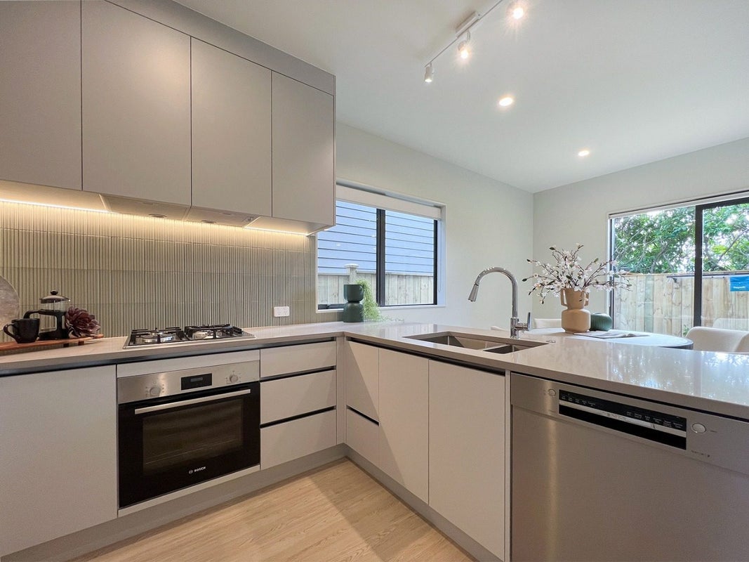 46D Tiroroa Avenue, Te Atatu South, Auckland - Carousel 1