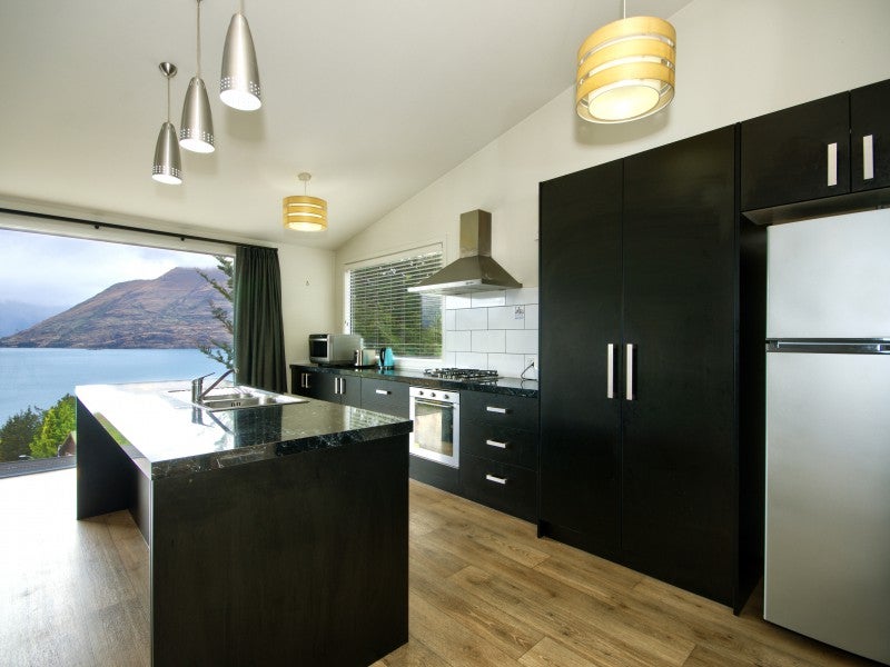 8A Moss Lane, Sunshine Bay, Queenstown - Carousel 2