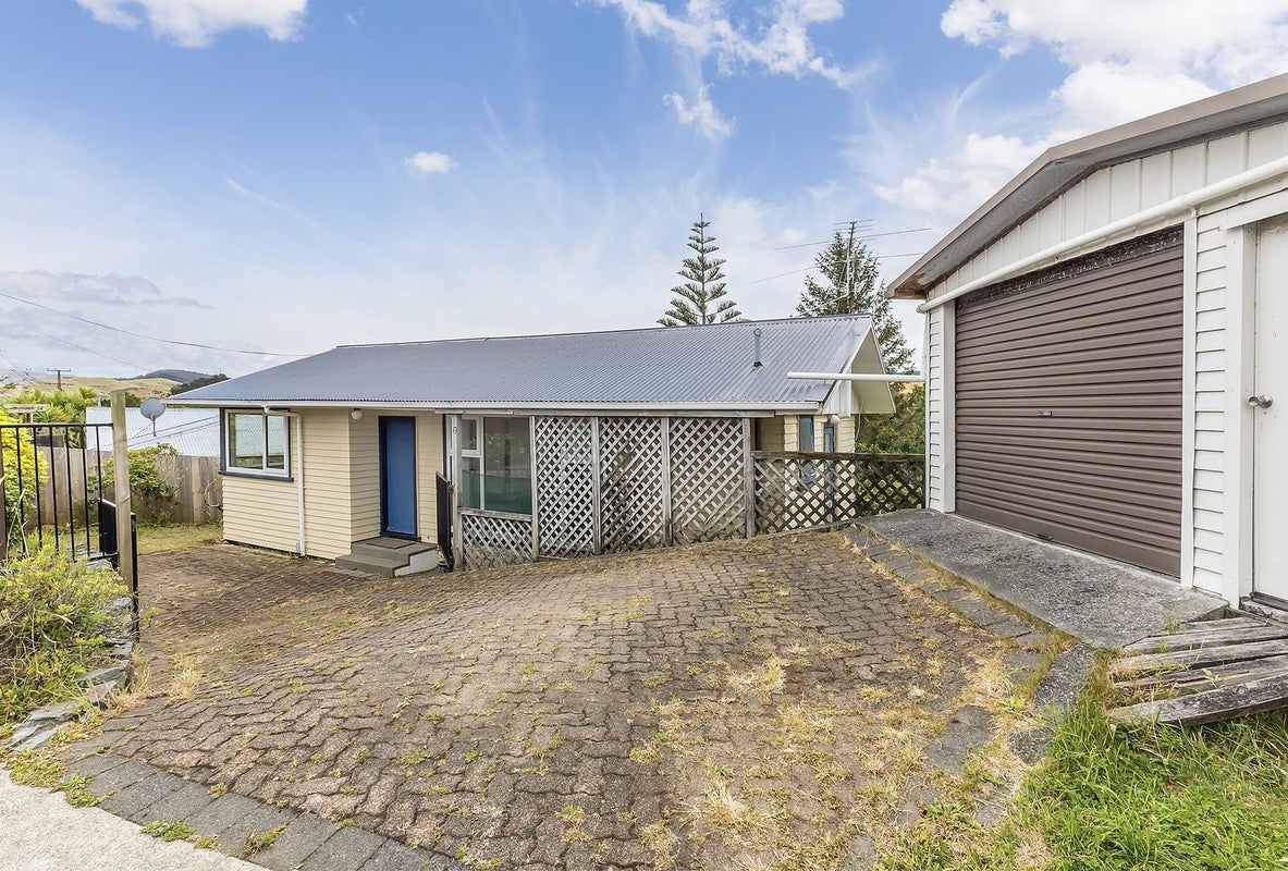 2 Mark Avenue, Paparangi, Wellington - Carousel 1