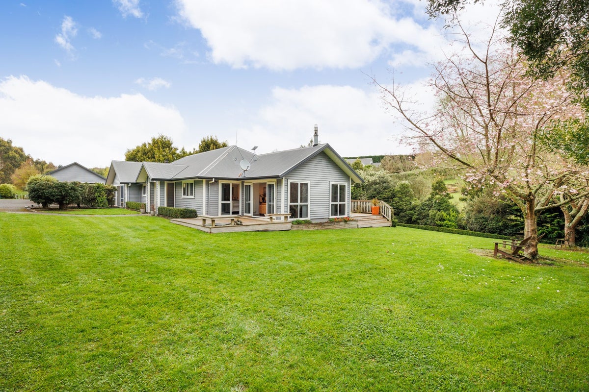 35 Oram Drive, Turitea, Palmerston North - Carousel 1