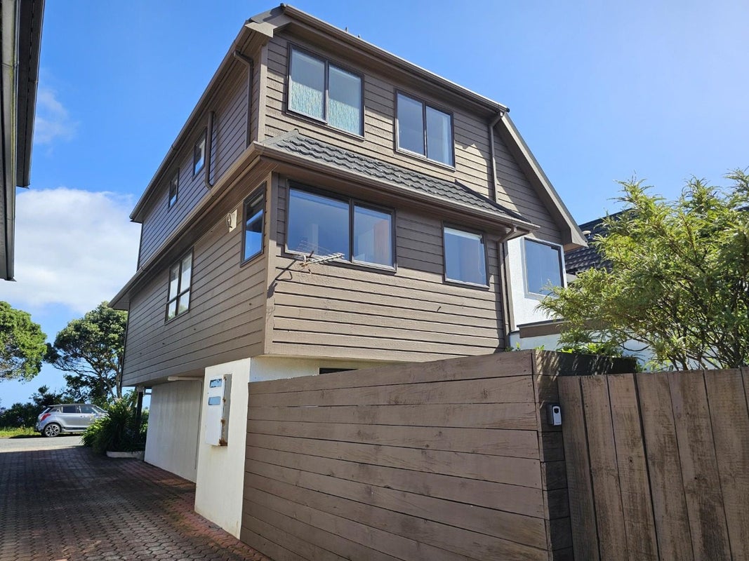 13 Tamahine Street, Maupuia, Wellington - Carousel 1