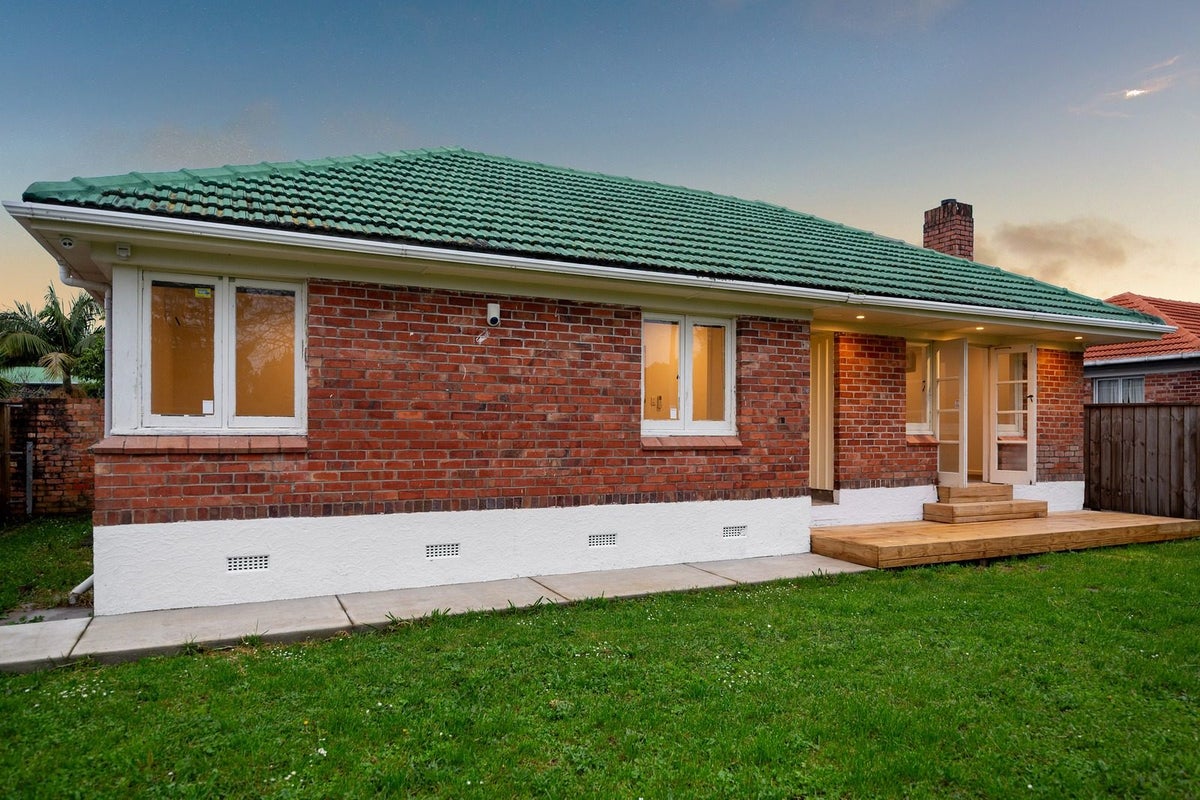 24 Godley Road, Green Bay, Auckland - Carousel 1