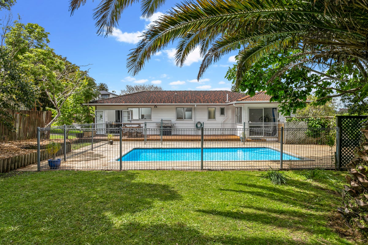 6 Verena Place, Green Bay, Auckland - Carousel 1