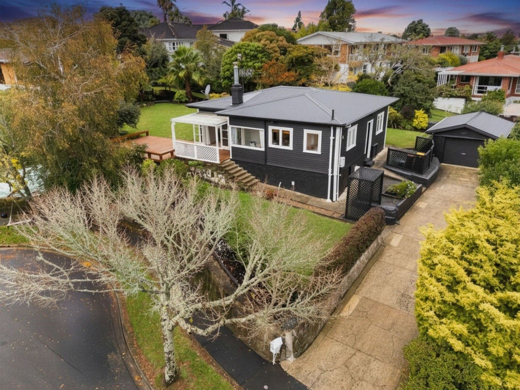 24 Sutton Crescent, Hillcrest, Hamilton - Carousel 1