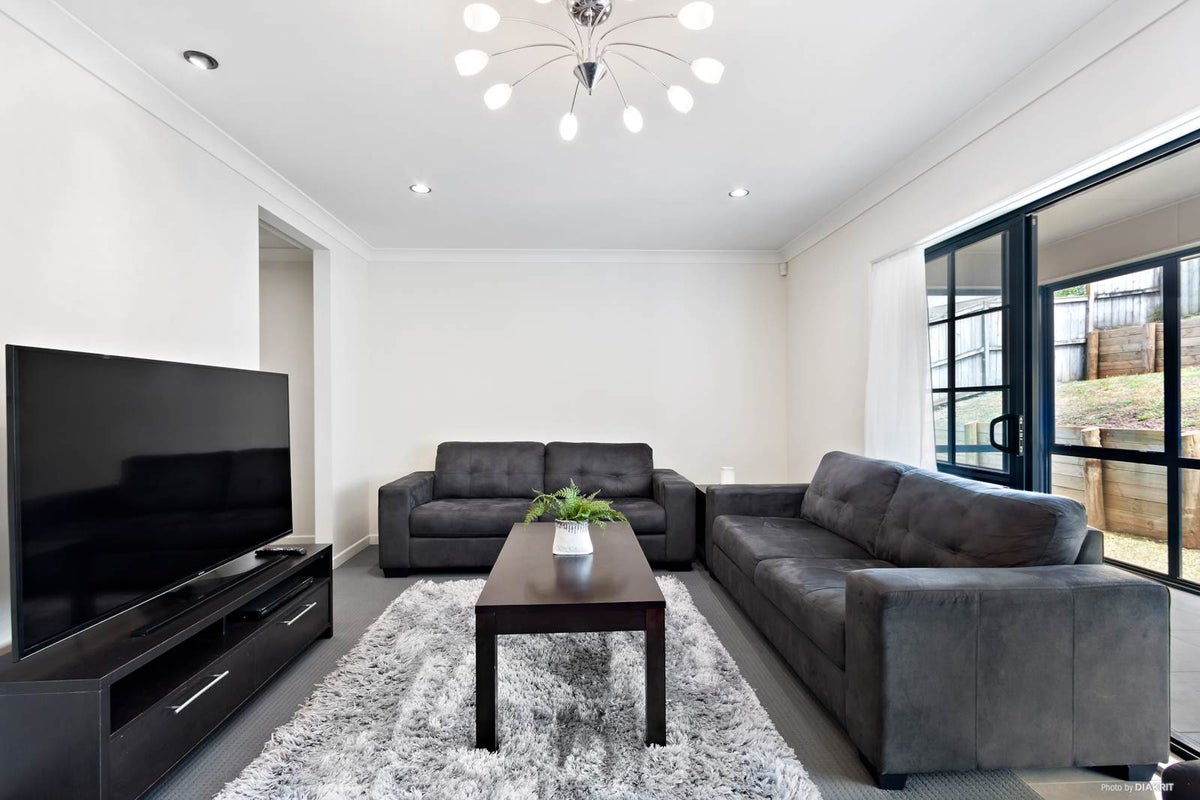 27 Fairchild Avenue, Goodwood Heights, Auckland - Carousel 2