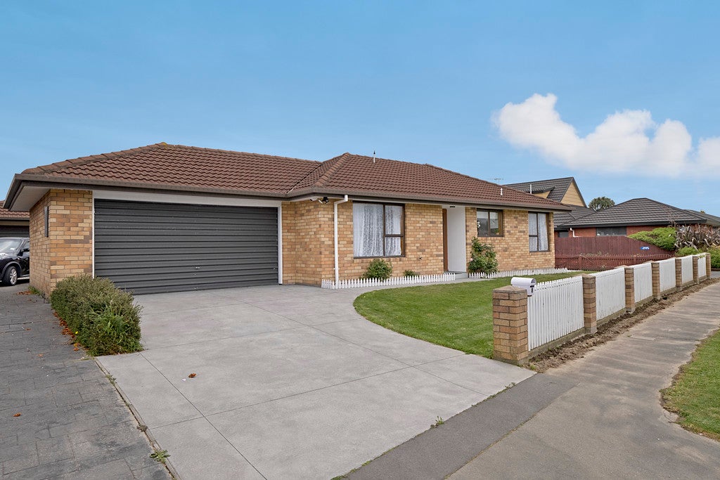8 Honeysuckle Place, Northcote, Christchurch - Carousel 1