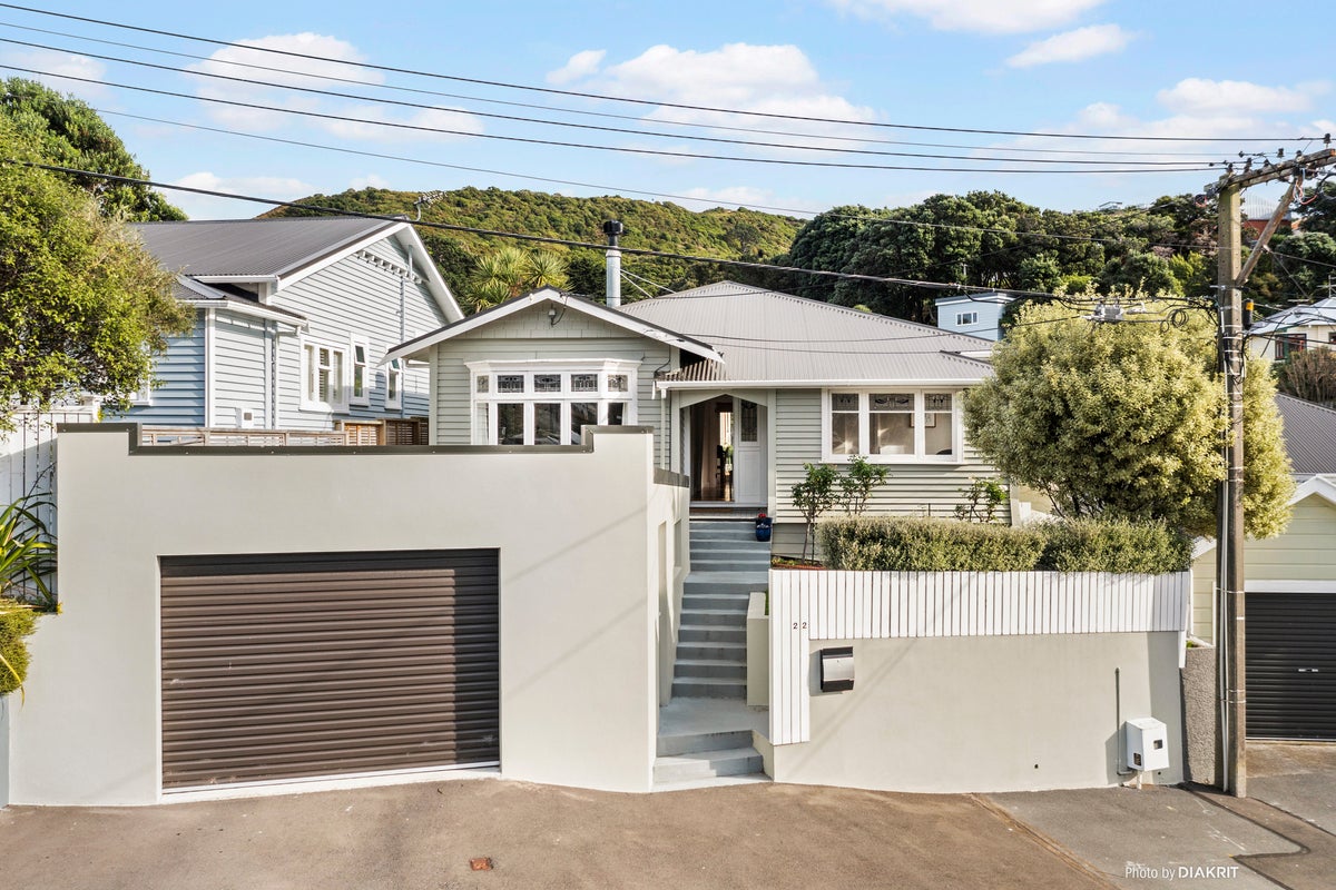 22 Eden Street, Island Bay, Wellington - Carousel 1