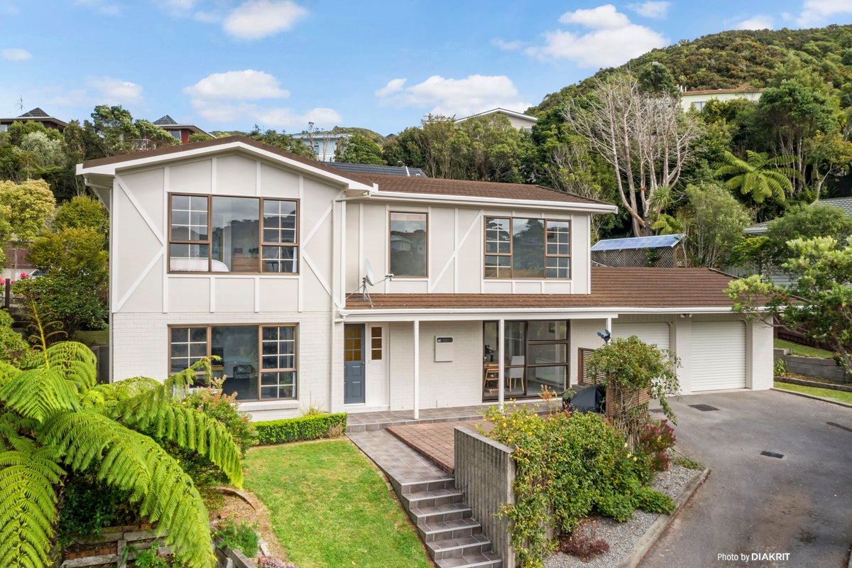 17 Paddington Grove, Karori, Wellington - Carousel 1