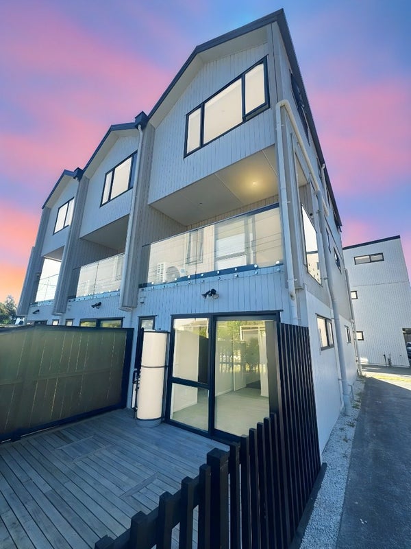 2/113 Te Atatu Road, Te Atatu South, Auckland - Carousel 1