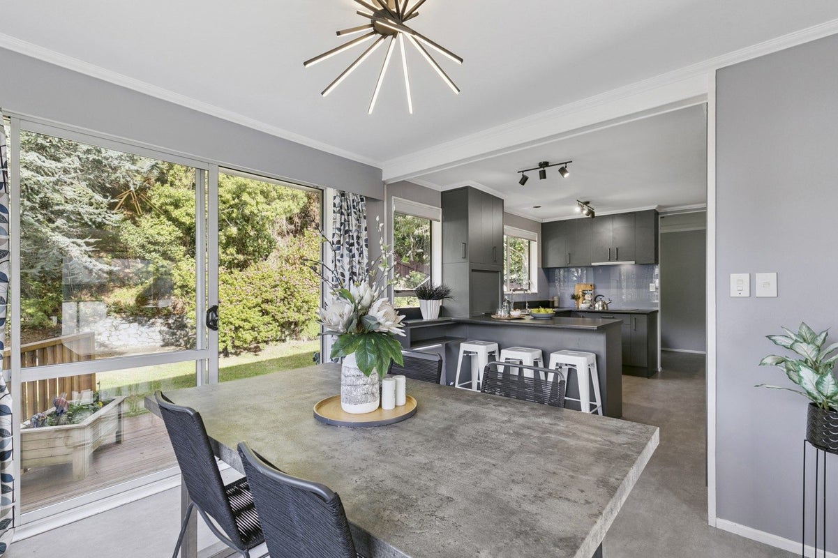 37 Woodman Drive, Tawa, Wellington - Carousel 1