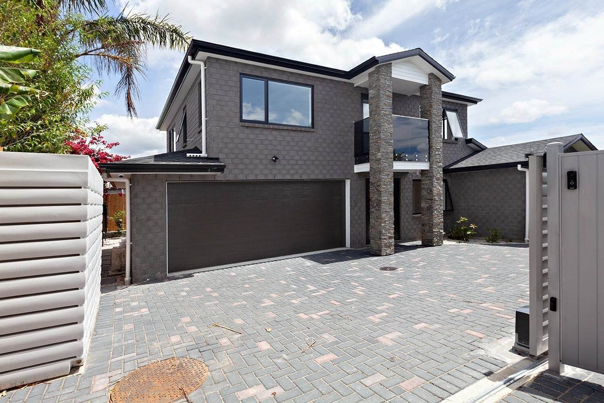 28A Flanshaw Road, Te Atatu South, Auckland - Carousel 1