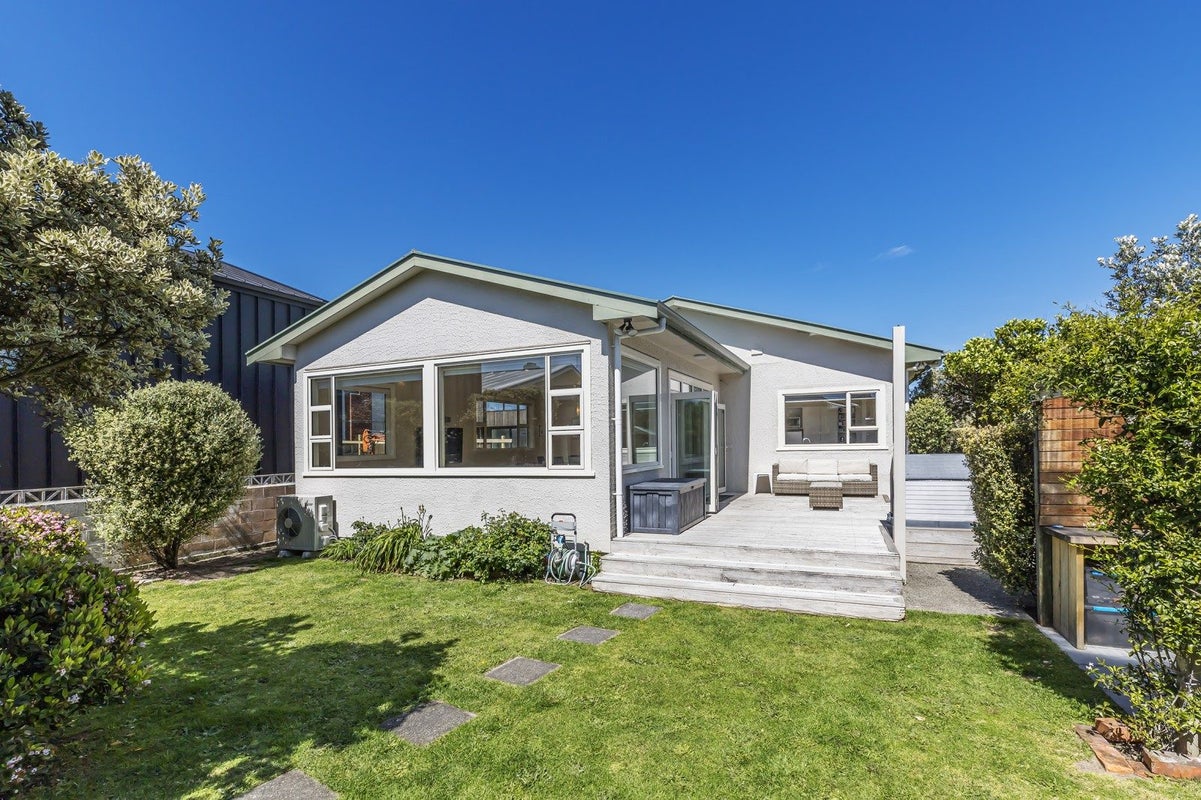 98 Apu Crescent, Lyall Bay, Wellington - Carousel 1