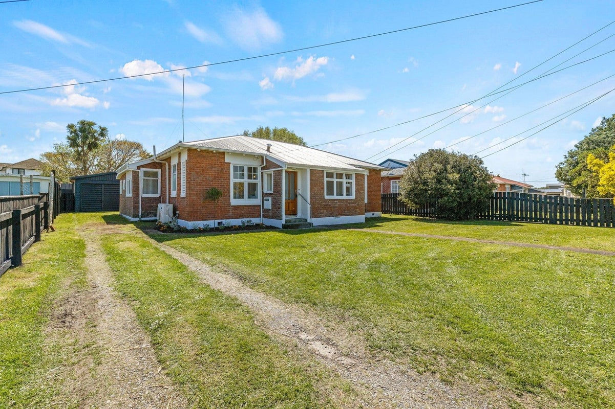 16 Bennett Street, Gonville, Whanganui, Manawatu / Whanganui - Carousel 2