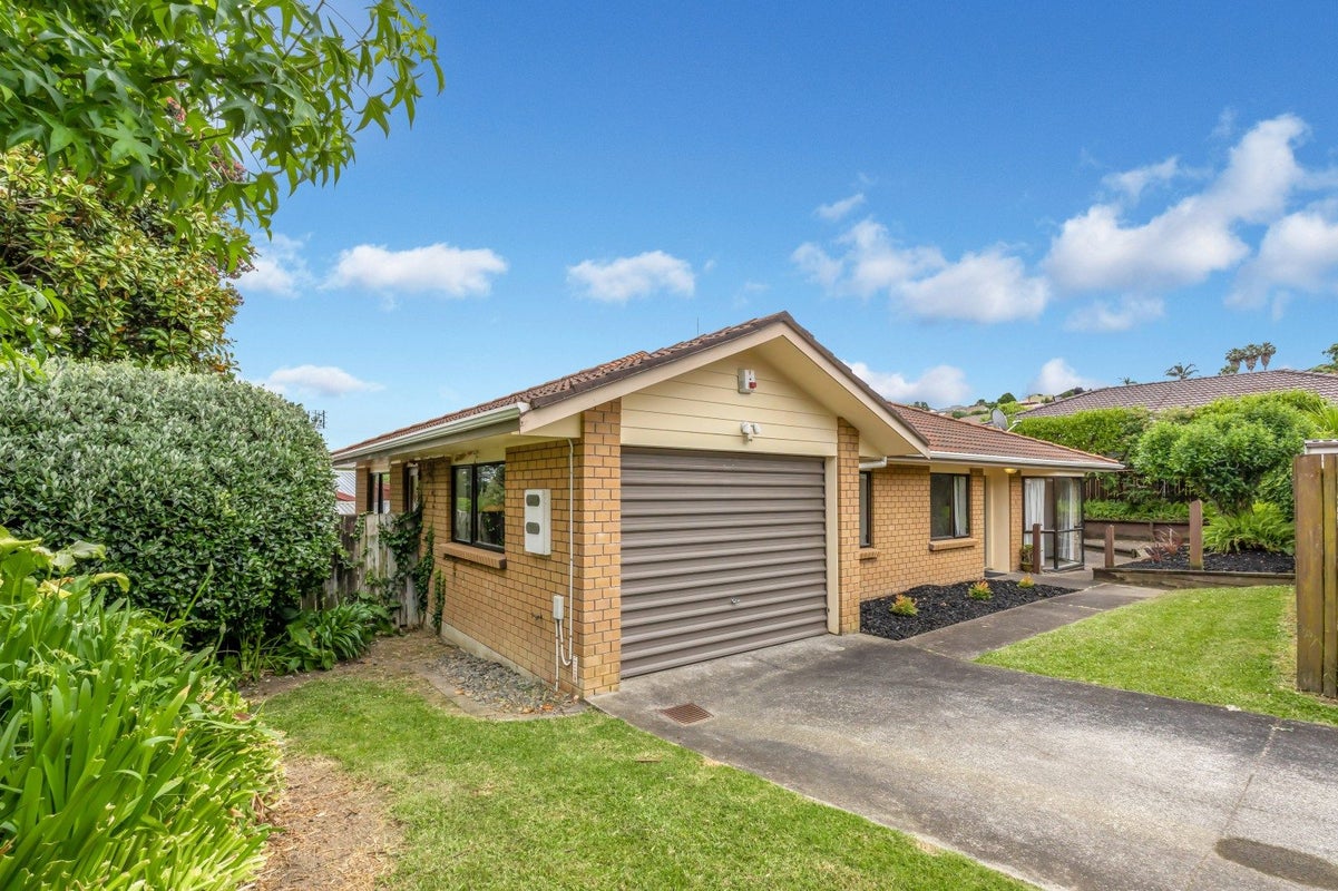 3/2 Channing Crescent, Botany Downs, Auckland - Carousel 1