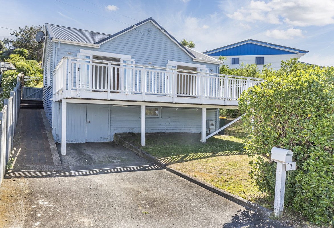7 Onepoto Road, Titahi Bay, Porirua - Carousel 1