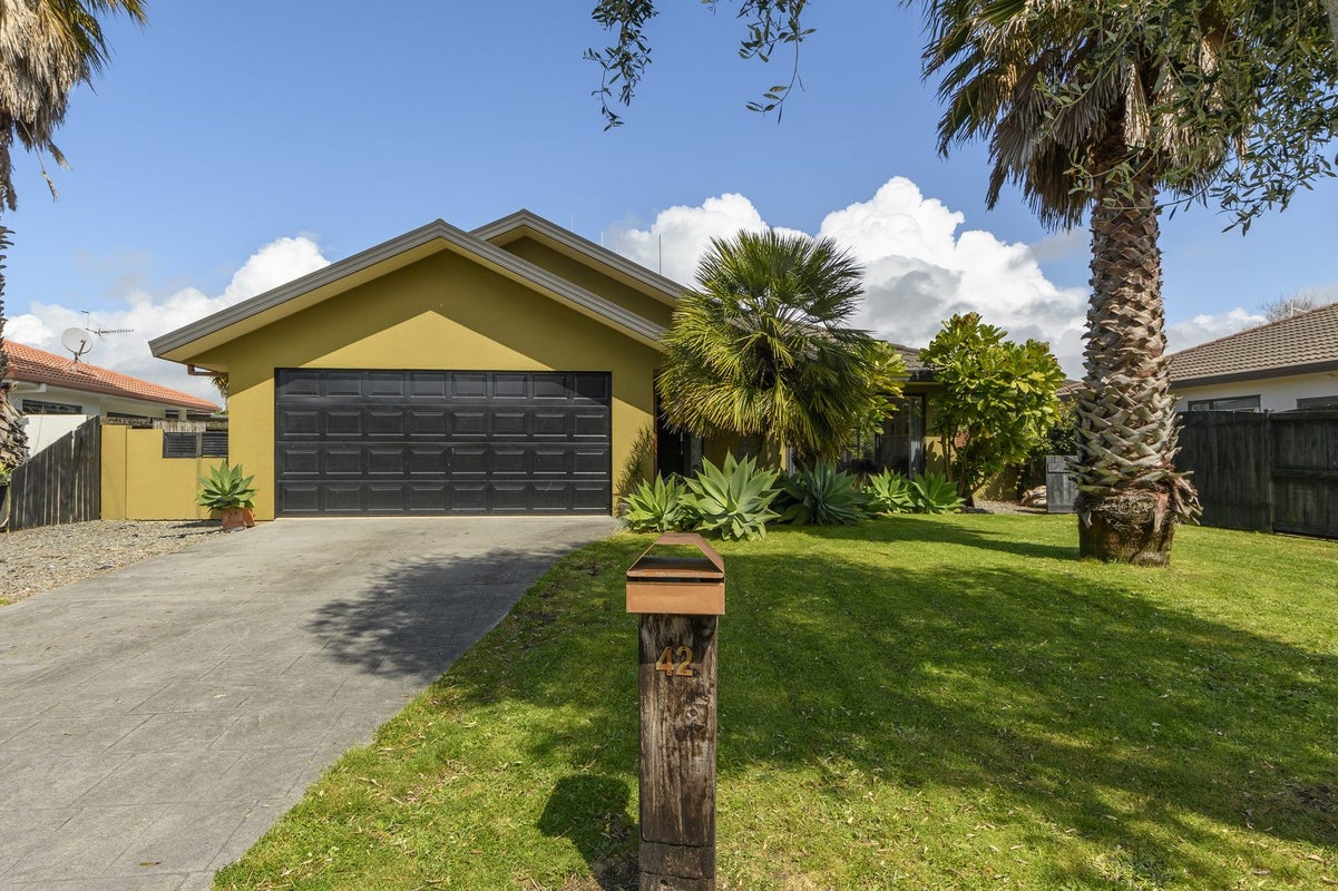 42 Katerini Grove, Papamoa Beach, Papamoa - Carousel 1