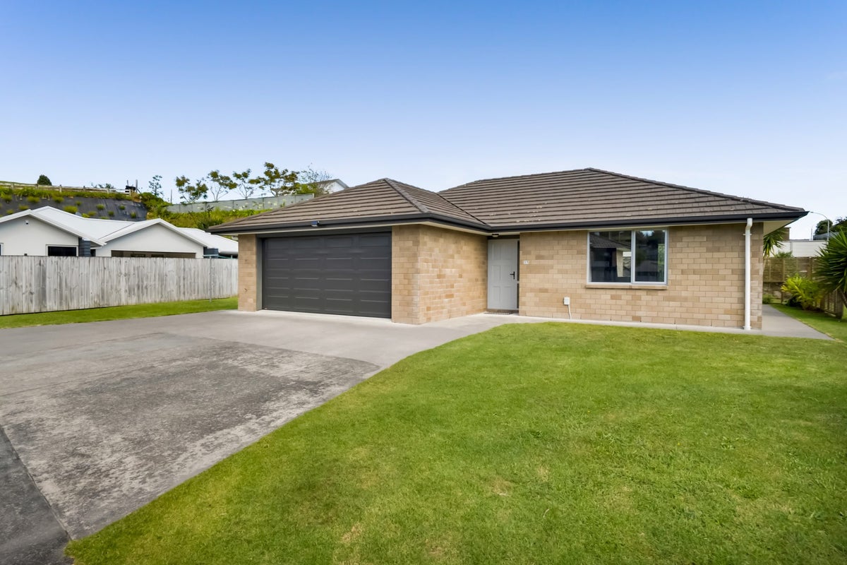 17 Heta Road, Highlands Park, New Plymouth, Taranaki - Carousel 1