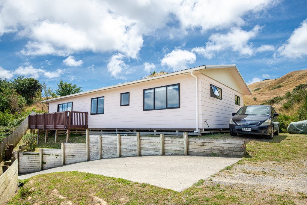 82 Arahura Crescent, Waitangirua, Porirua - Carousel 2