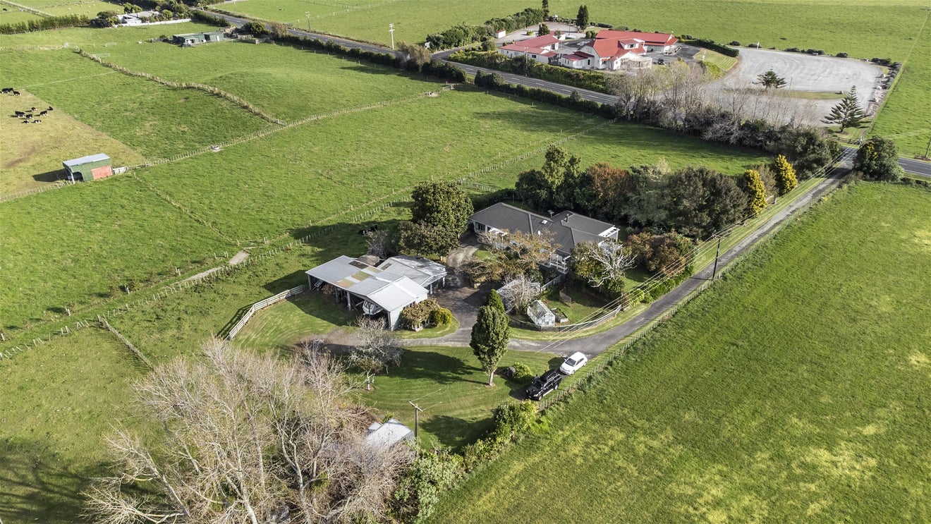41 Mountain Road, Sentry Hill, New Plymouth - Carousel 1
