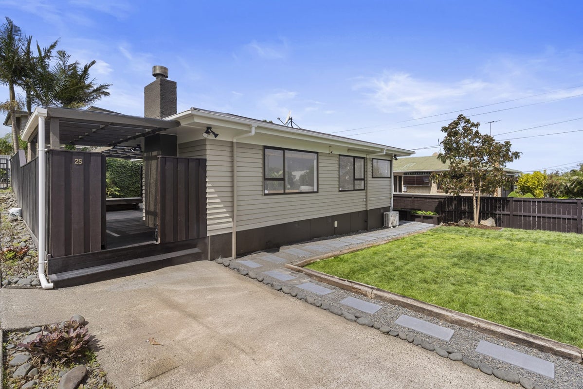 25 Putini Road, Mangere Bridge, Auckland - Carousel 1