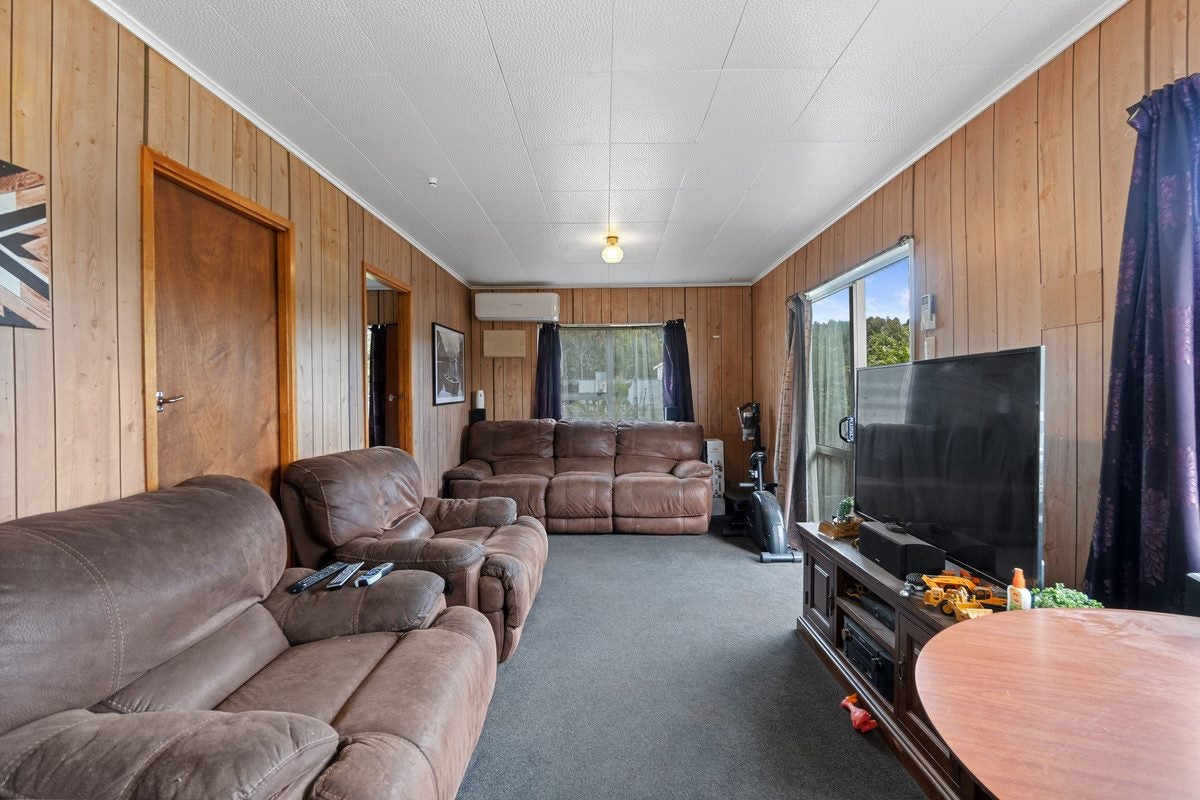 7 James Avenue, Pukemiro - Carousel 1