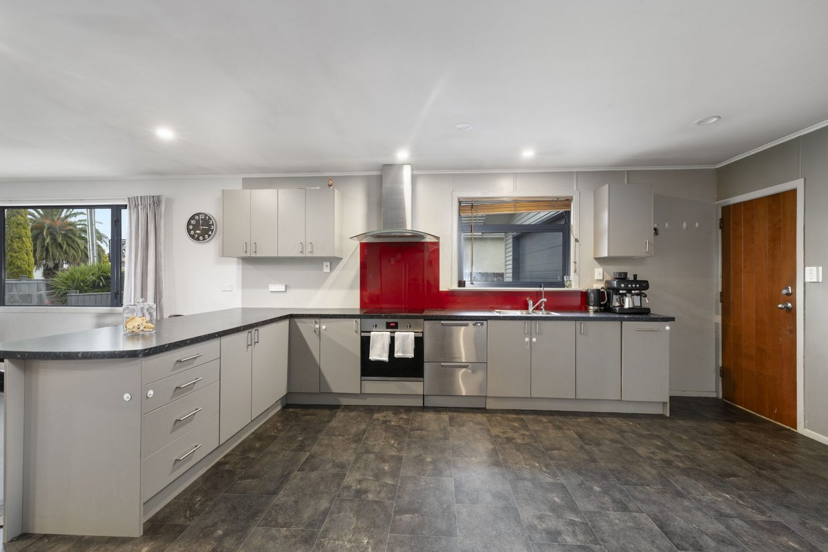 2 Vivian Street, Solway, Masterton - Carousel 2
