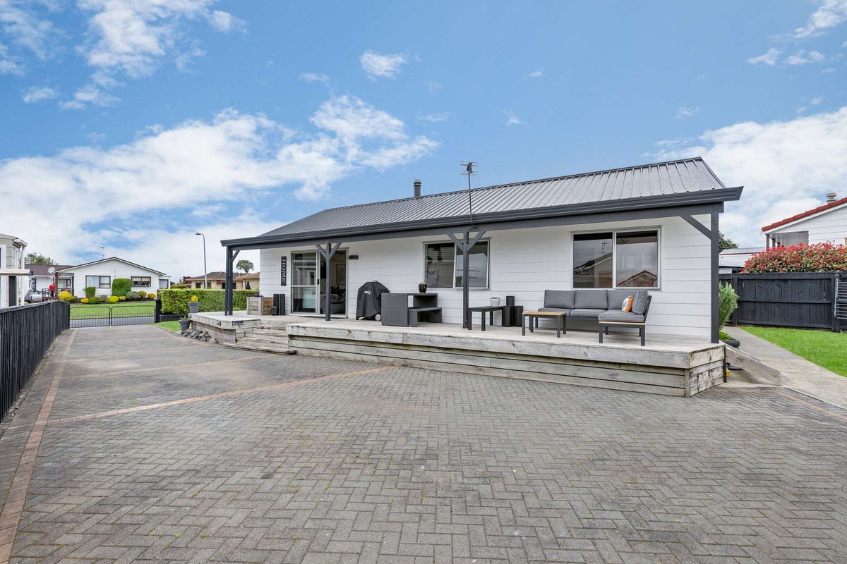 22 Edgewater Parade, Waiuku, Waiuku - Carousel 1
