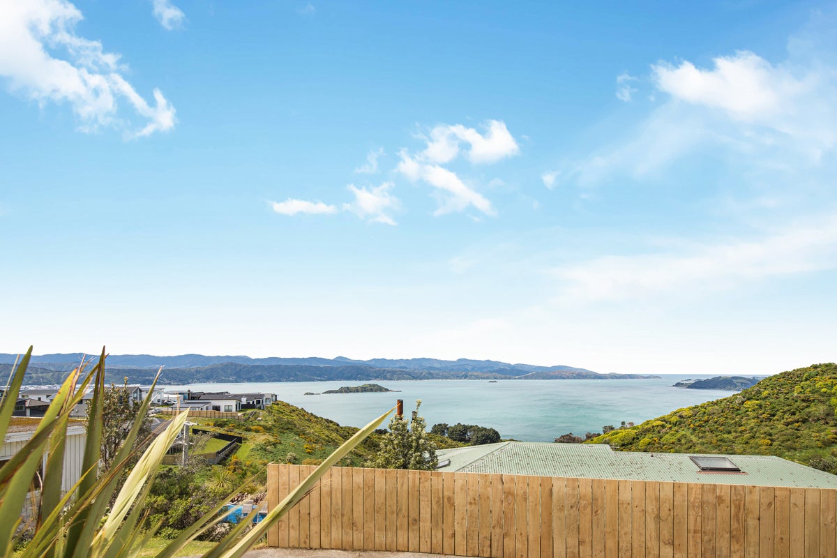 126 Glanmire Road, Newlands, Wellington - Carousel 1