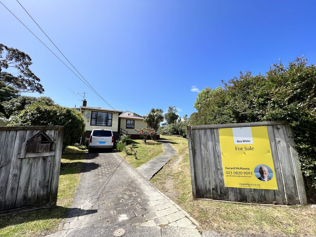 24 York Place, Cannons Creek, Porirua - Carousel 1