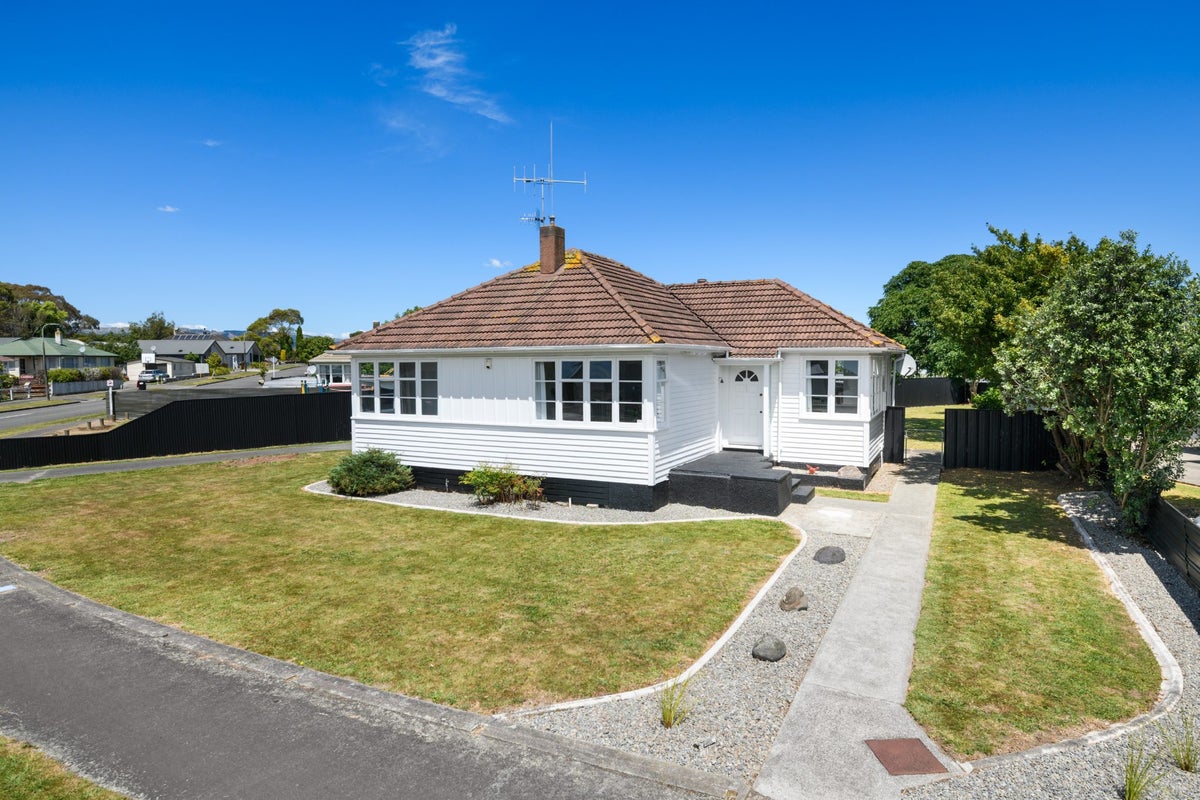 34 Clyde Crescent, Roslyn, Palmerston North - Carousel 1