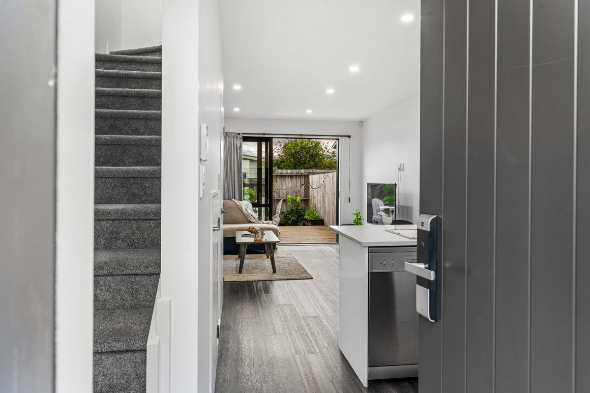 6/3 Abbotleigh Avenue, Te Atatu Peninsula, Auckland - Carousel 1