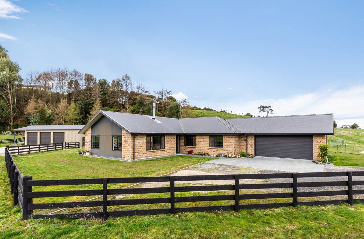 40 Katelyn Place, Kinloch, Taupo - Carousel 1