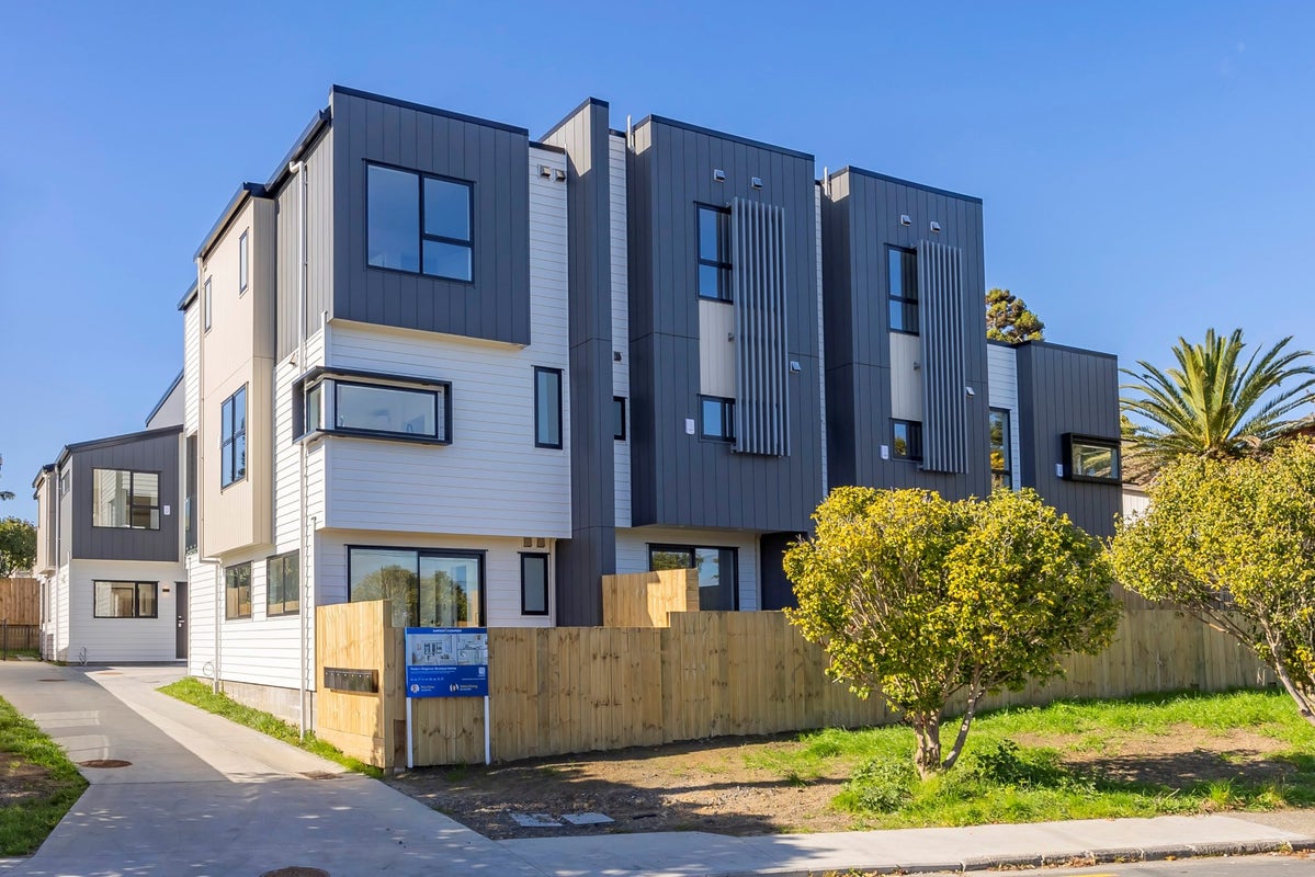 2/128 Vodanovich Road, Te Atatu South, Auckland - Carousel 1
