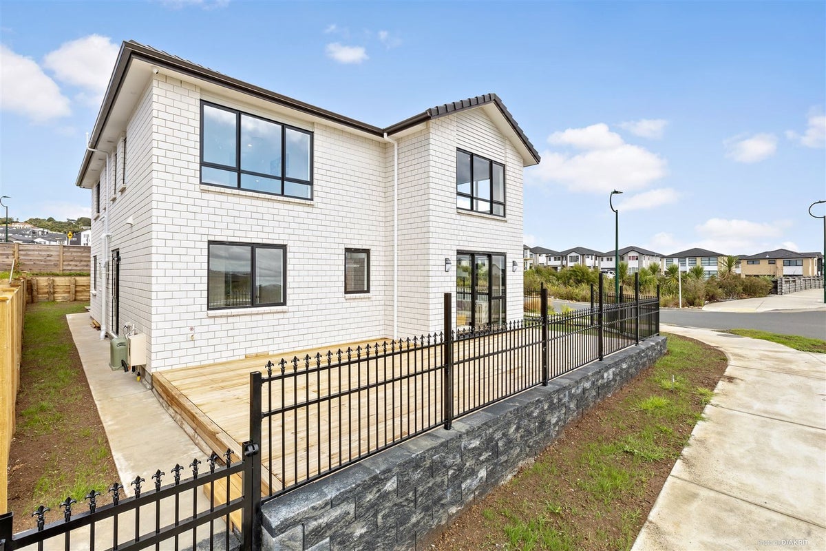 84 Charlestown Drive, Flat Bush, Auckland - Carousel 2