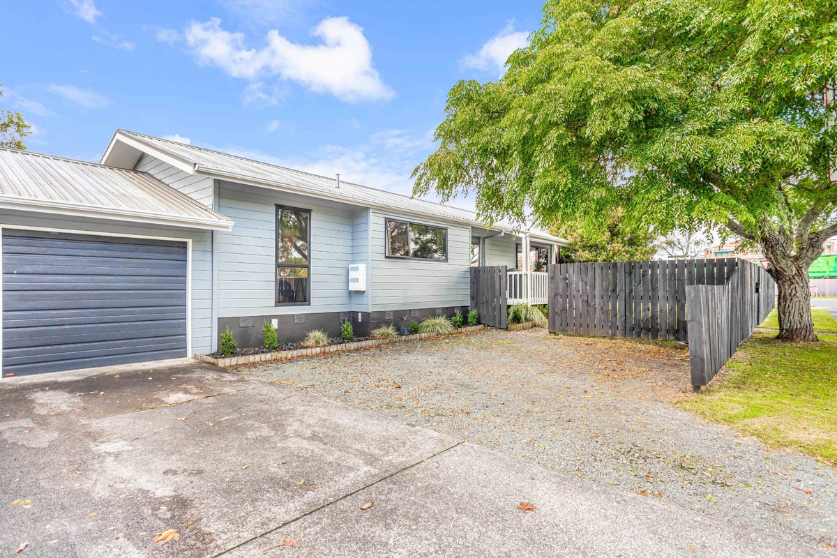 2/1 Redlands Grove, Swanson, Auckland - Carousel 1